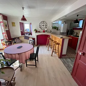 https://charmant-appartement-au-coeur-des-volcans-d-auvergne.hotels-rhonealpes.com